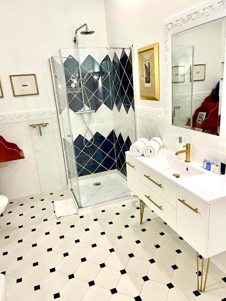 Luxury Suites & Apartments Mondrian Market Square II Варшава Номер фото